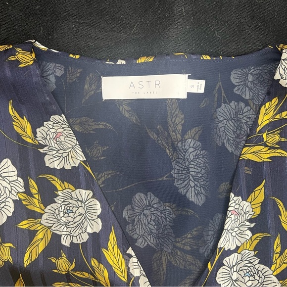 ASTR The Label V-Neck Long-Sleeved Top - Size Small - Picture 4 of 8